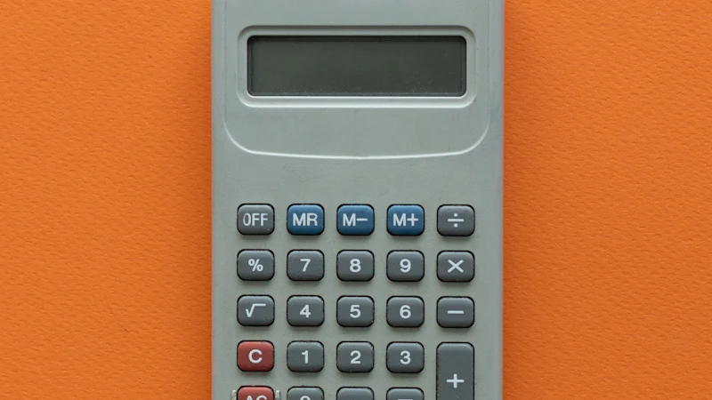 Een belastingaangifteformulier naast een rekenmachine en een pen