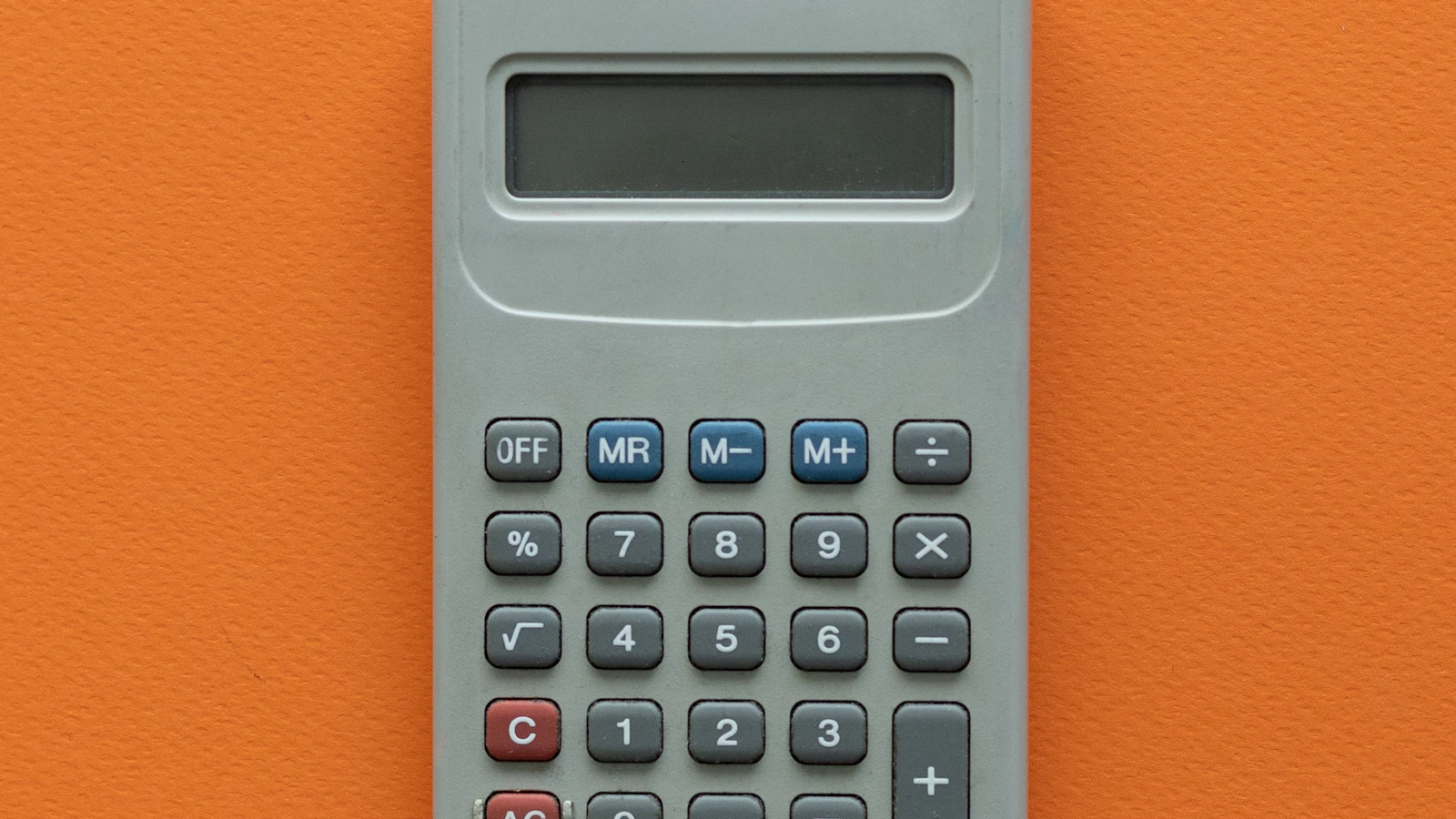 Een belastingaangifteformulier naast een rekenmachine en een pen