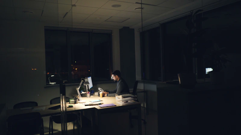Een rekenmachine bovenop belastingformulieren op een donker bureau