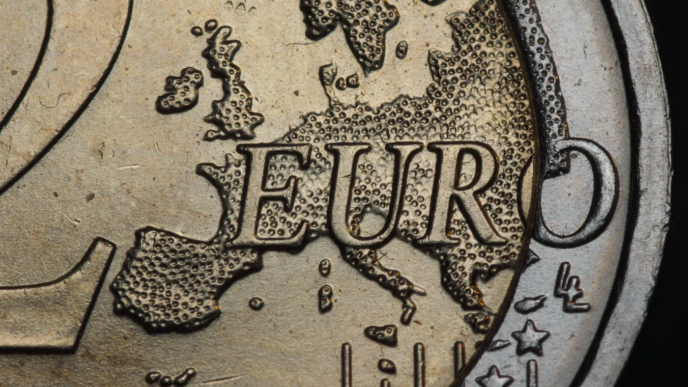 Een gouden munt van 2 euro