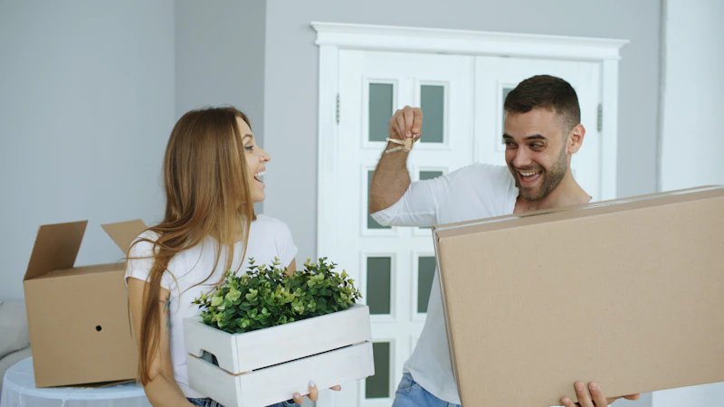 Een koppel is blij met de verhuisdozen in hun nieuwe woning