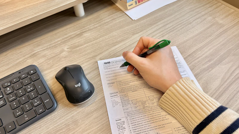 Iemand vult sollicitatie- en aanvraagdocumenten in aan een bureau