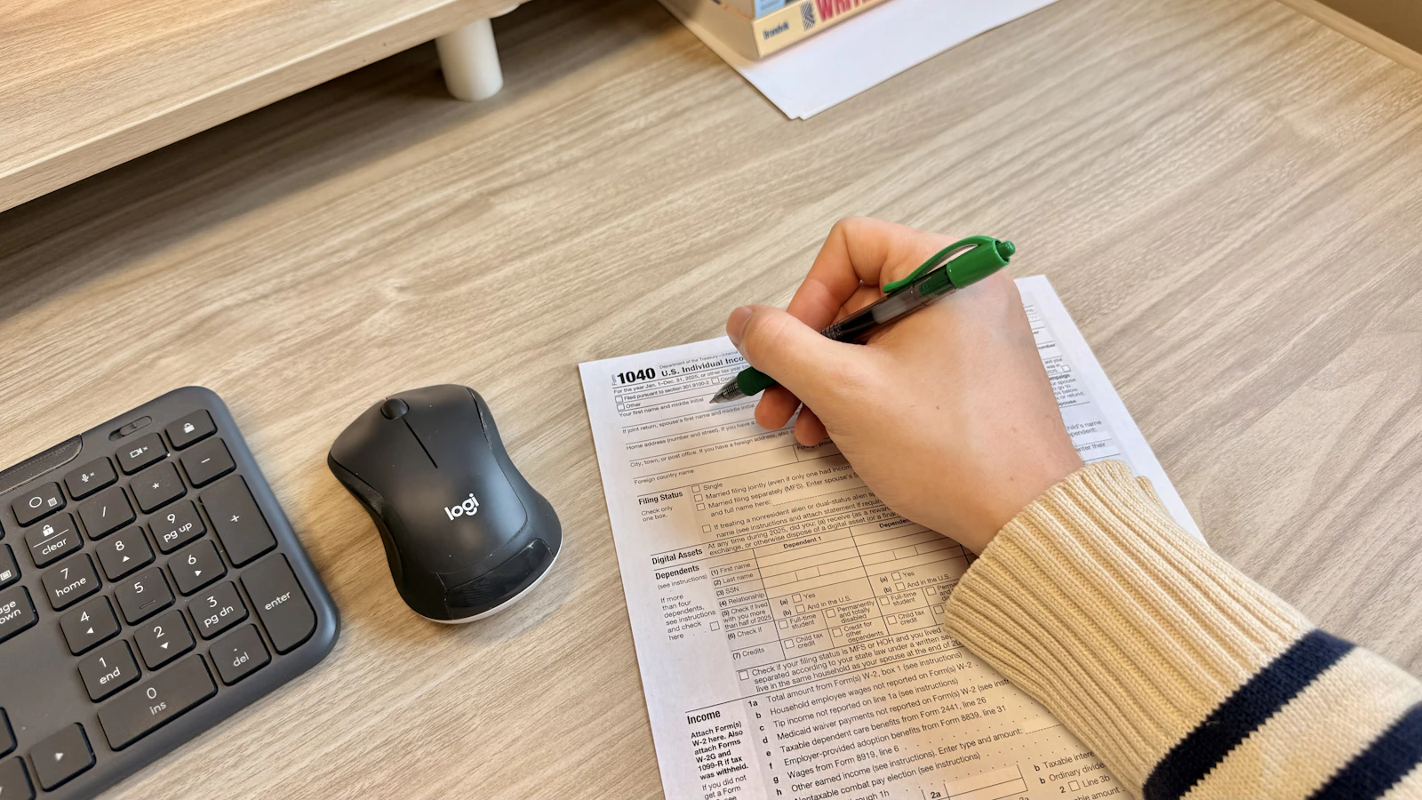 Iemand vult sollicitatie- en aanvraagdocumenten in aan een bureau
