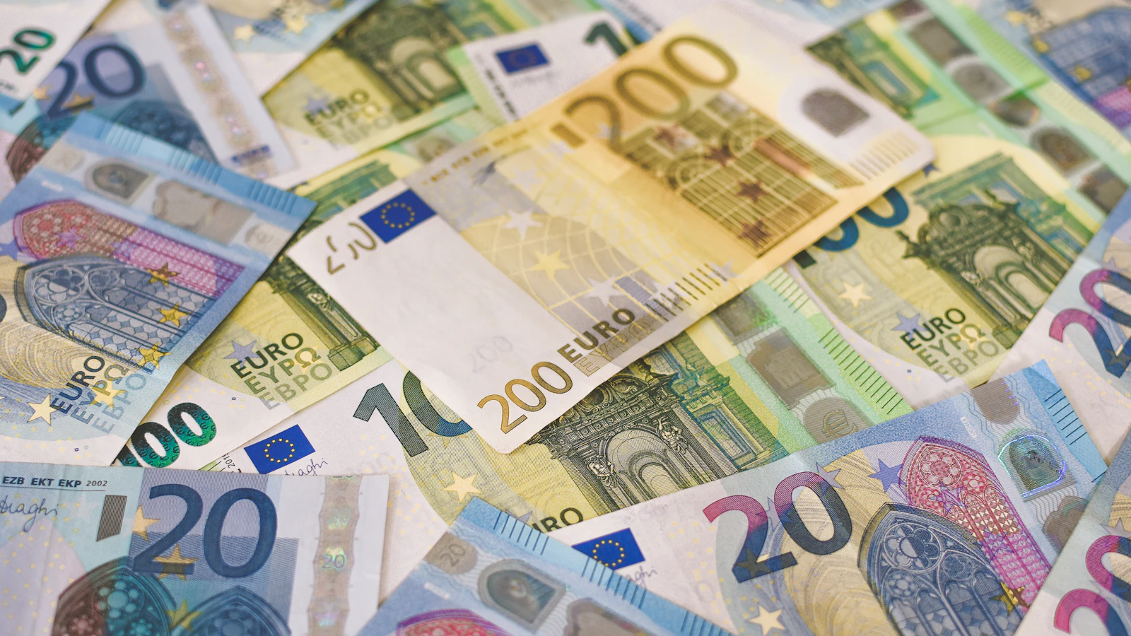 Eurobankbiljetten van verschillende coupures naast elkaar